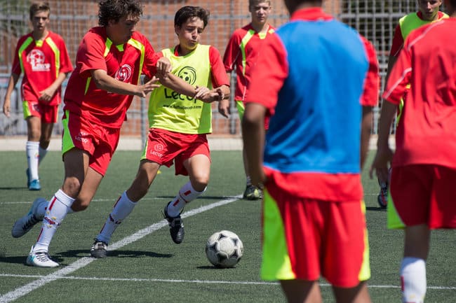 campus_futbol_lecop_alumnos_luchando_por_un_balon