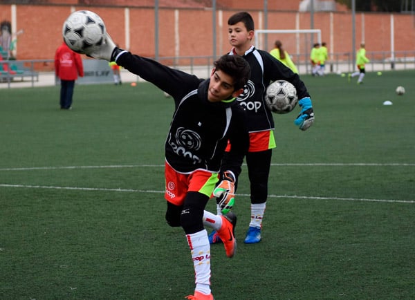 alumno_campus_futbol_semana_santa_lanzando