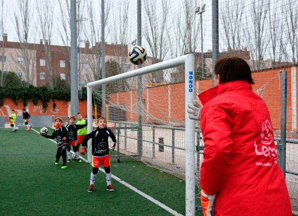 alumnos_campus_futbol_porteros_zaragoza_trabajando