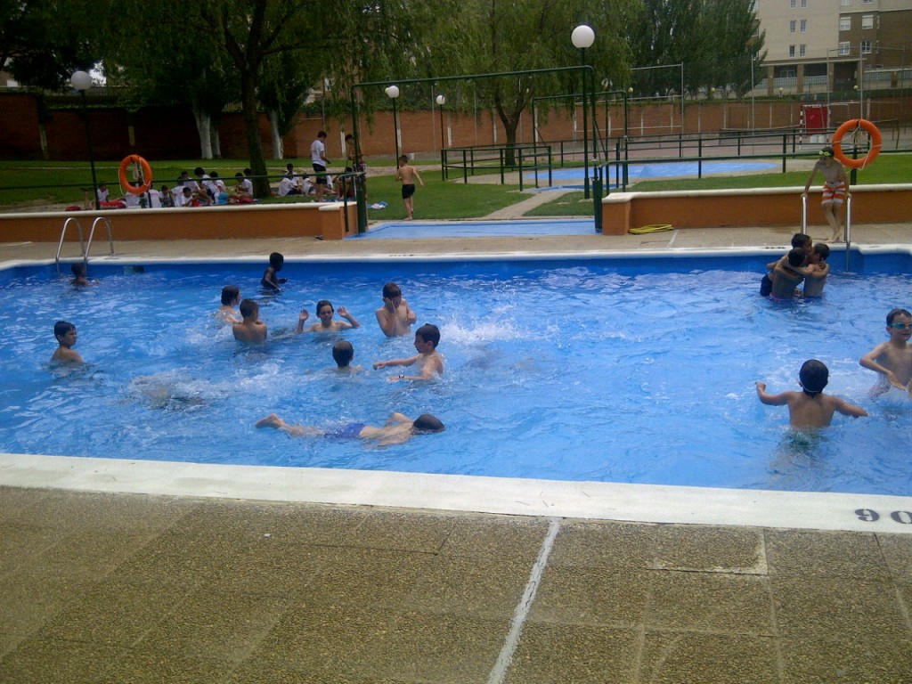 Alumnos Lecop jugando en la piscina
