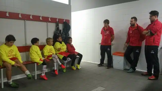 Sergio Lou impartiendo una charla a los alumnos Lecop