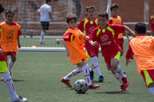 Alumnos Lecop jugando un partido