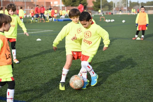 4_variables_que_afectan_a_tu_hijo_al_competir_alumnos_lecop_trabajando_regate_en_grupo