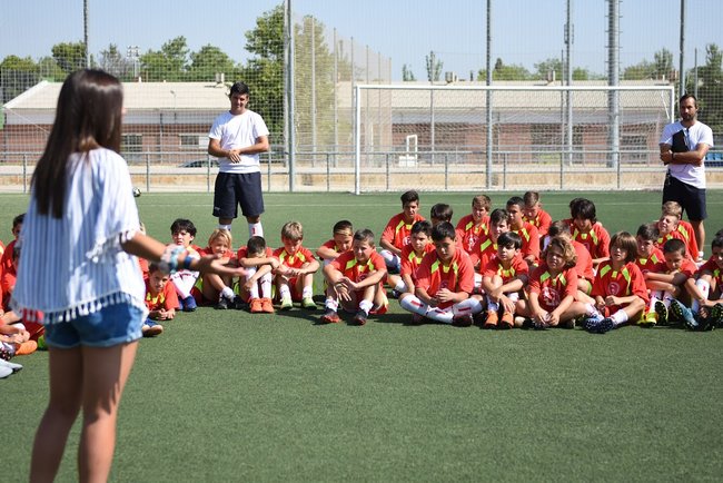 marta_marta_cardona_visita_nuestro_campus_de_verano__charlando_con_alumnos_lecop