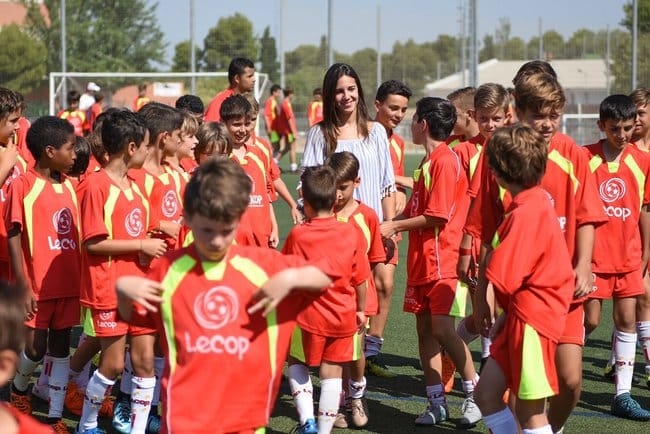 marta_marta_cardona_visita_nuestro_campus_de_verano_saludando_a_nuestros_alumnos