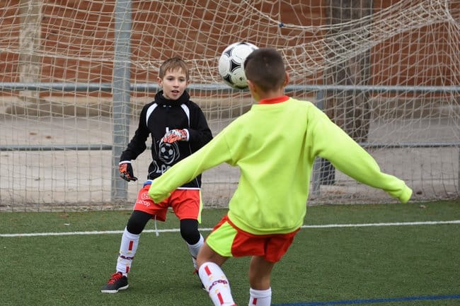 alumno_campus_porteros_semana_santa_zaragoza_pendiente_del_balon