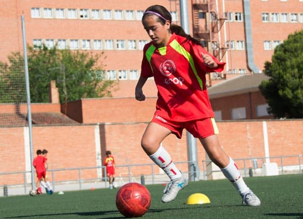 alumna_campus_verano_futbol_entrenando