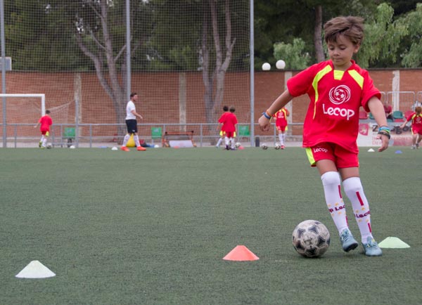 alumno_campus_verano_futbol_entrenando