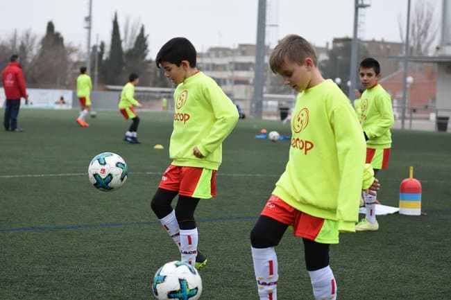 alumnos_trabajando_en_campus_futbol_semana_santa