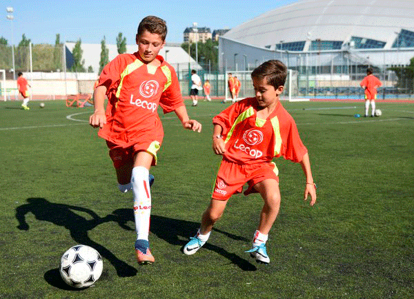 alumnos_campus_futbol_en_jaca_disputan_el_balon