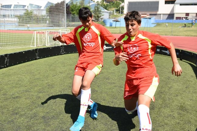 alumnos_campus_futbol_en_jaca_en_pista_1x1