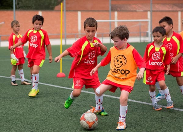 alumnos_campus_futbol_lecop_jugando