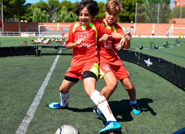 alumnos_campus_verano_futbol_jugando_pista1x1