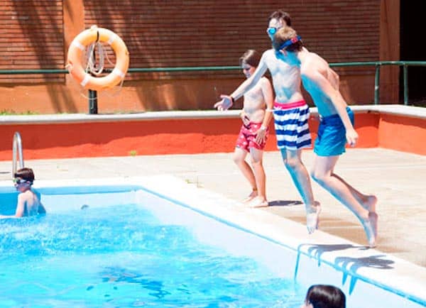 alumnos_campus_verano_piscina_lecop