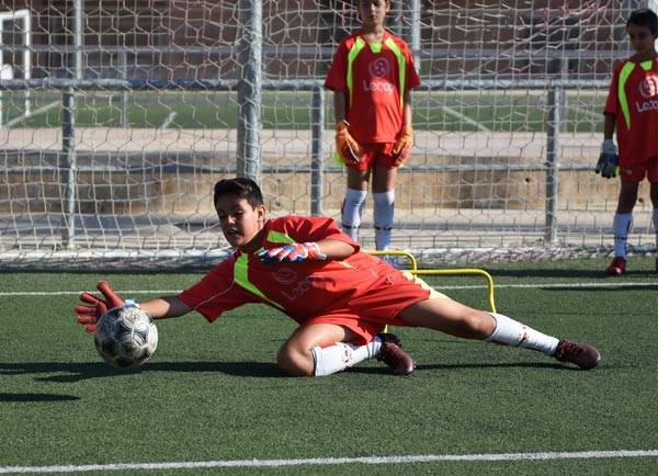 alumno_futbol_lecop_portero_parando_guantes