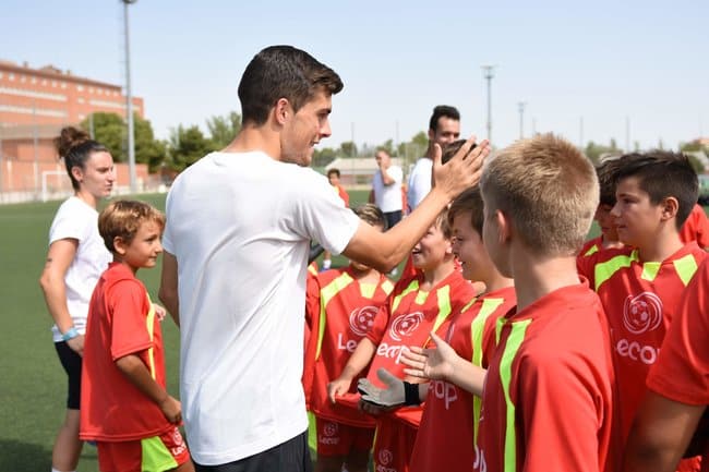 Galería de Fotos + Vídeo Campus de Fútbol Verano 2019 ( Semana 5 ) Alberto Soro atendiendo alumnos Campus Lecop