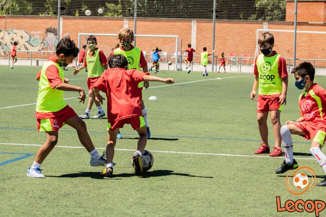 galeria-de-fotos-video-campus-de-futbol-verano-2021-semana-1-en-zaragoza