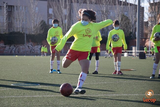 alumna_4_lecop_campus_futbol_semana_santa_lecop_zaragoza