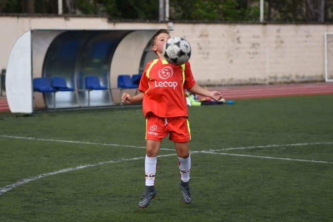 alumno_campus_futbol_en_zaragoza_controlando_un_balon