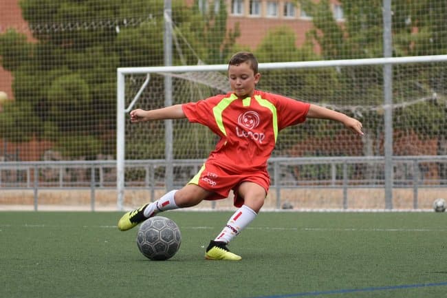 alumno_campus_futbol_en_zaragoza_realizando_ejercicio_tiro