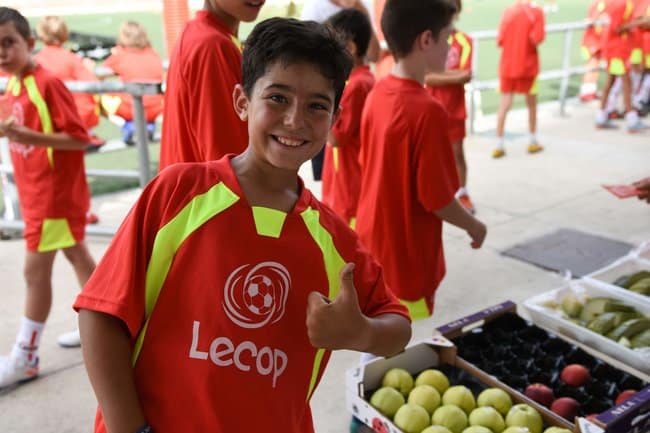 alumno_campus_futbol_en_zaragoza_sonriendo