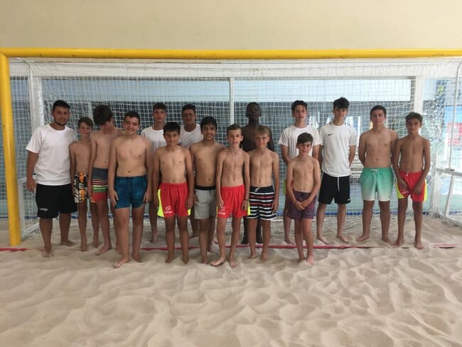 residencia_alumnos_disfrutando_futbol_playa (1)