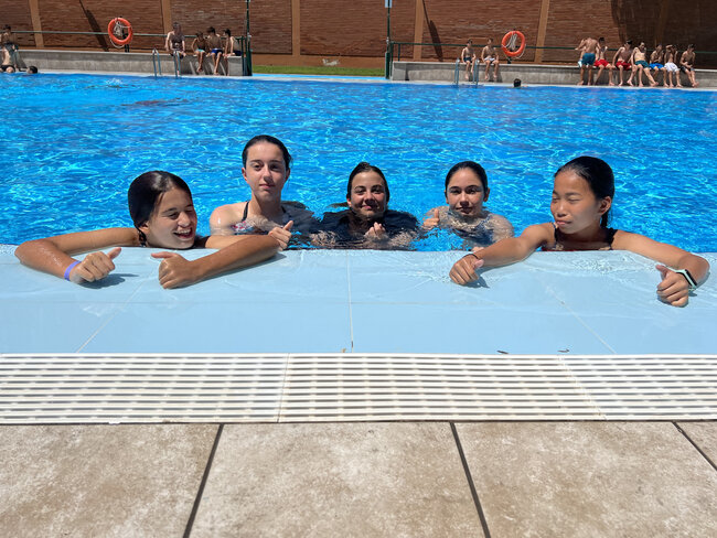 residencia_alumnos_lecop_disfrutando_la_piscina
