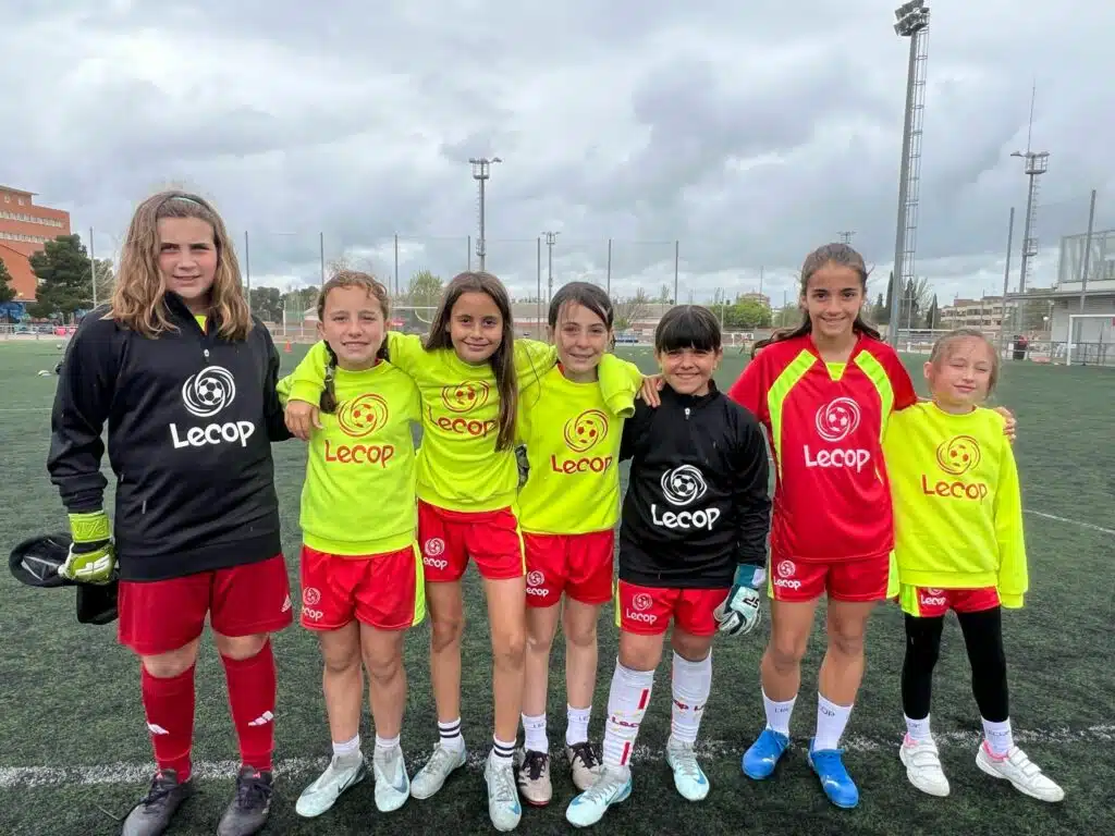 Jugadoras y porteras de nuestro Campus de Fútbol en Zaragoza realizado en Semana Santa 2025 , foto de recuerdo