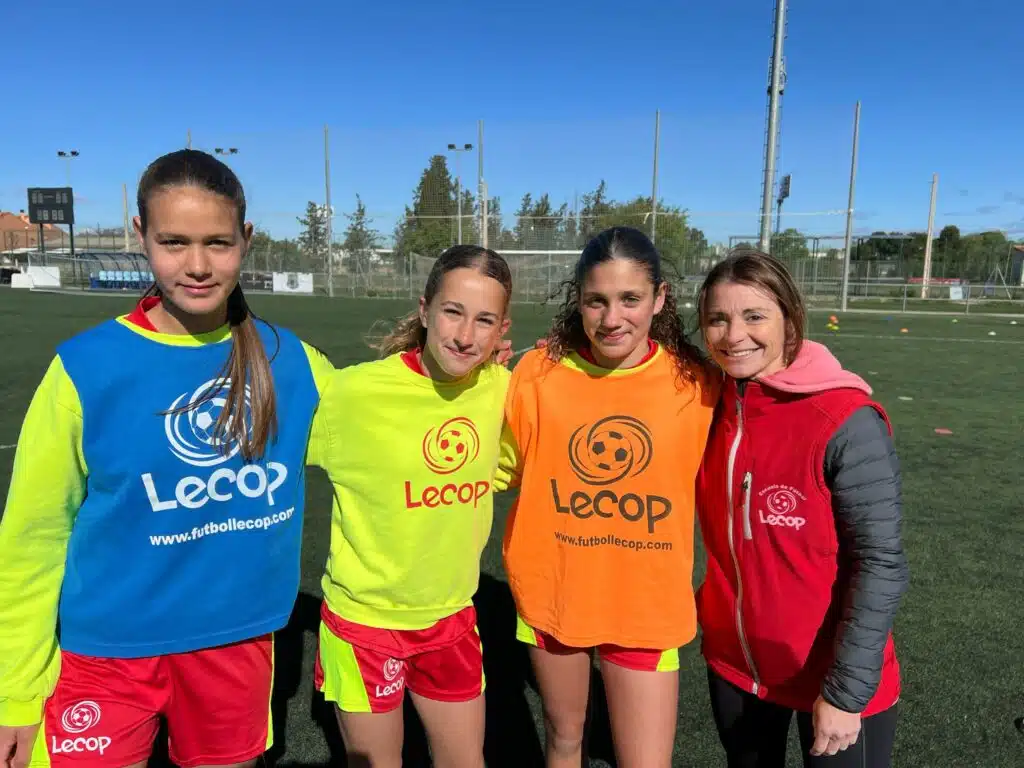 Jugadoras de nuestro Campus de Fútbol Alto Rendimiento en Zaragoza realizado en Semana Santa 2025 , foto de recuerdo