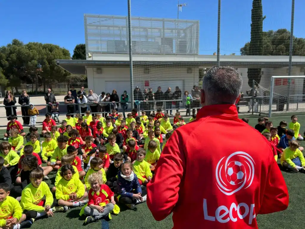 Nuestro compañero Luis realizando el Sorteo Adidas , una de los momentos más esperados de nuestro Campus y que reflejamos en nuestro post Galería de fotos + Vídeos Campus Lecop Semana Santa 2025