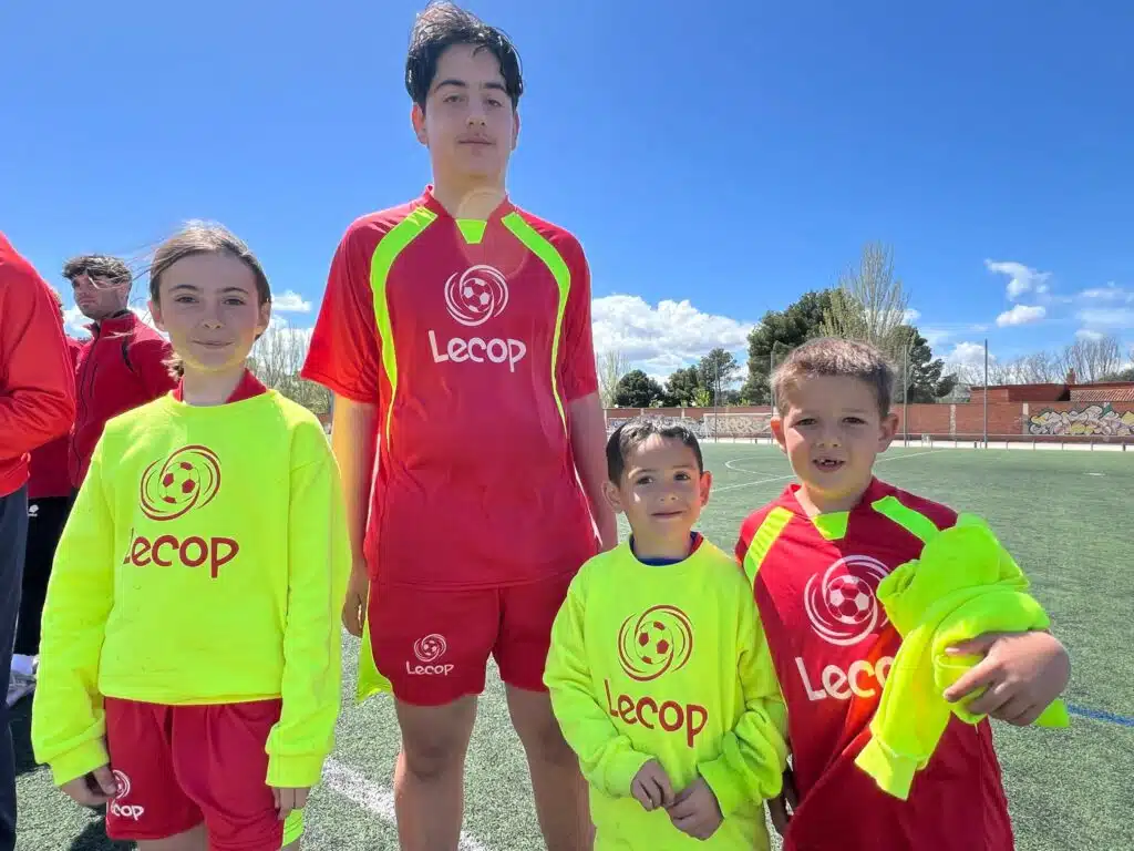 Afortunados y sonrientes ganadores de nuestro Sorteo Adidas en el Campus Lecop Semana Santa 2025 realizado en Zaragoza