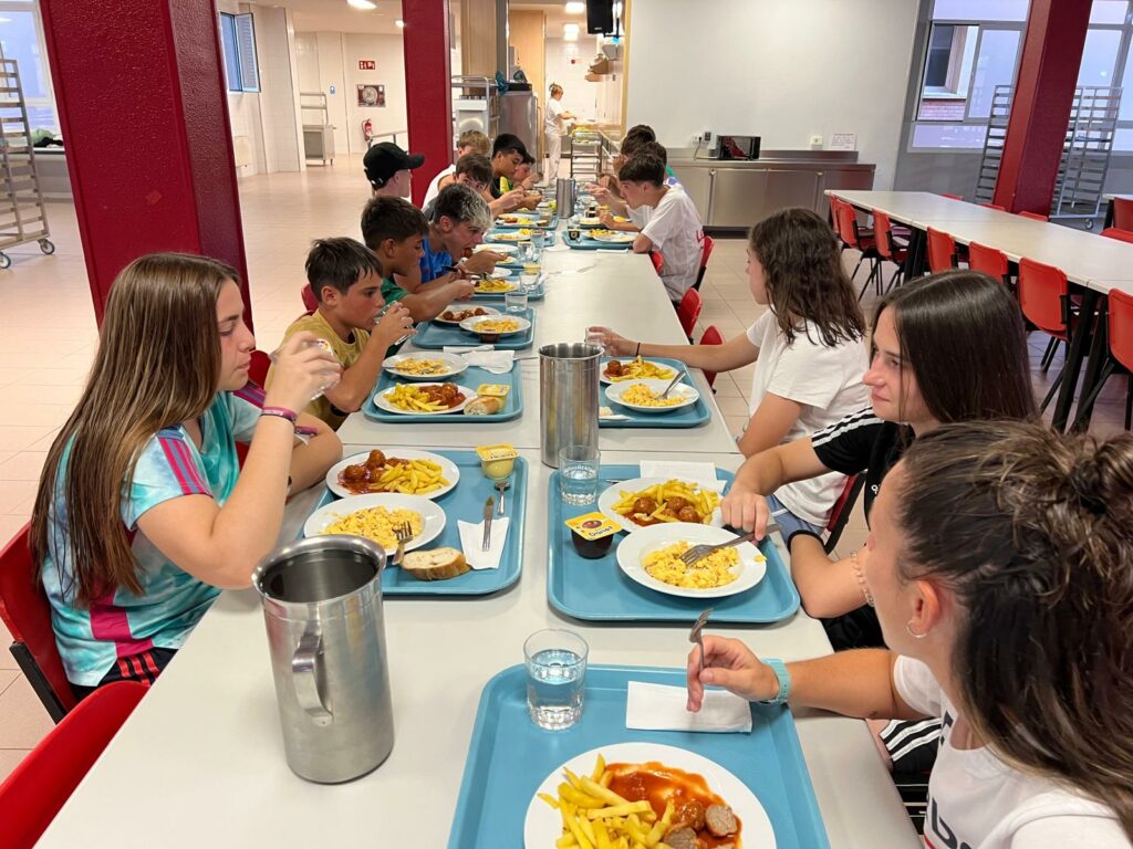 En Lecop es importante que los padres sepan que comen nuestros alumnos en nuestras actividades , durante el Verano se ofrecen cenas a nuestros Residentes