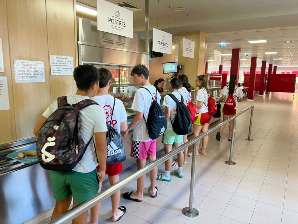 Nuestros alumnos disfrutan de un menu autoservicio variado que incluye diferentes platos en opción con especial atención a los que sufren alergias o intolerancias