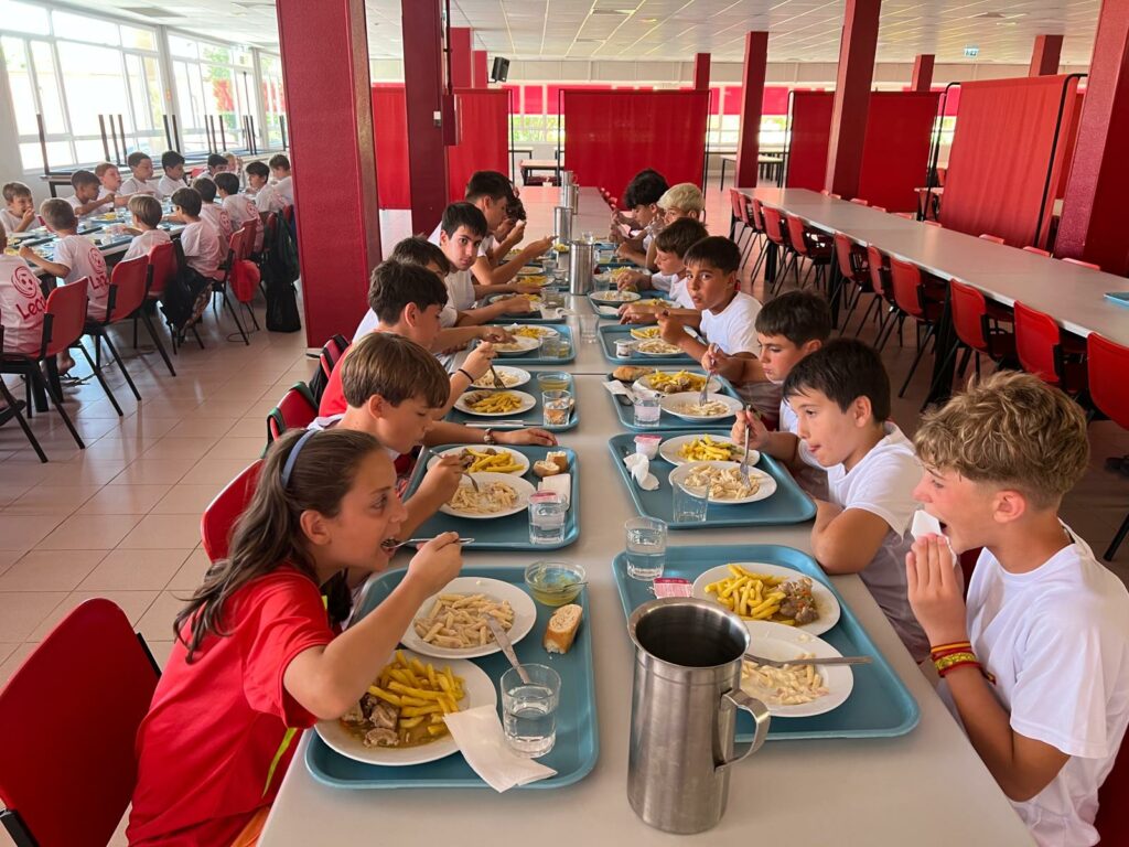 Nuestros alumnos del Campus de Fútbol Lecop que impartimos en Zaragoza disfrutan de un servicio de comedor