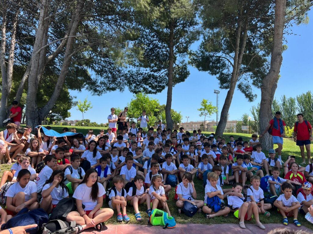 Nuestros alumnos de la primera semana del Campus de Fútbol Lecop atentos a las indicaciones del Sorteo Adidas