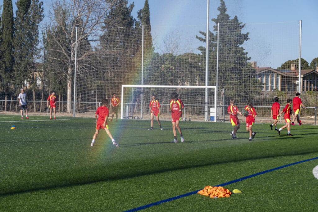 Alumnos refrescándose del intenso calor el último día de clase porque Finaliza nuestro Curso Anual 2024-2025