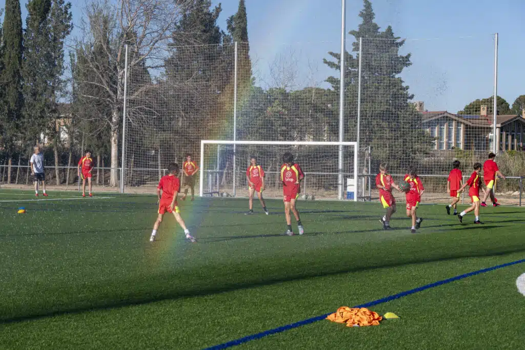 Alumnos refrescándose del intenso calor el último día de clase porque Finaliza nuestro Curso Anual 2024-2025