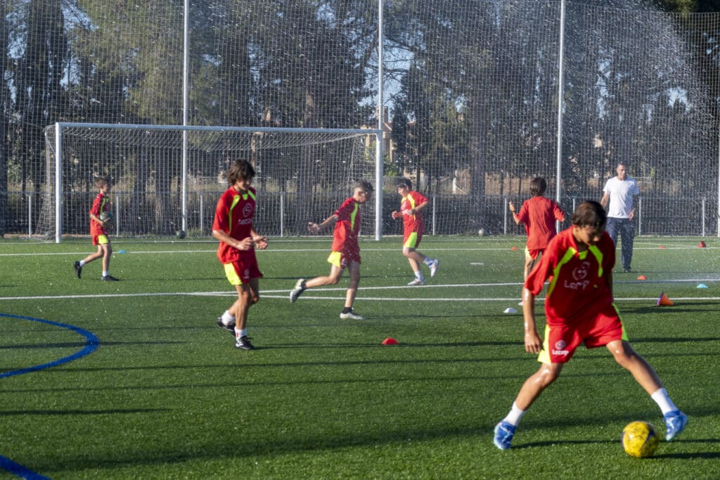 Alumnos refrescándose del intenso calor el último día de clase porque Finaliza nuestro Curso Anual 2024-2025