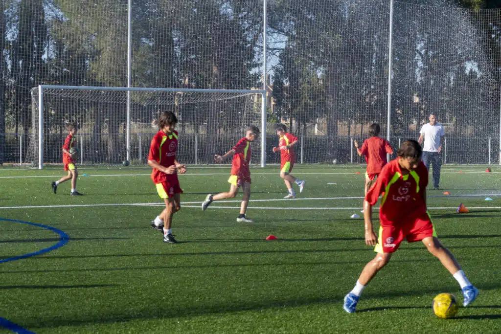Alumnos refrescándose del intenso calor el último día de clase porque Finaliza nuestro Curso Anual 2024-2025