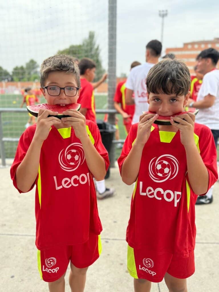 Alumnos con su almuerzo saludable en Campus de Fútbol Lecop impartido en Zaragoza