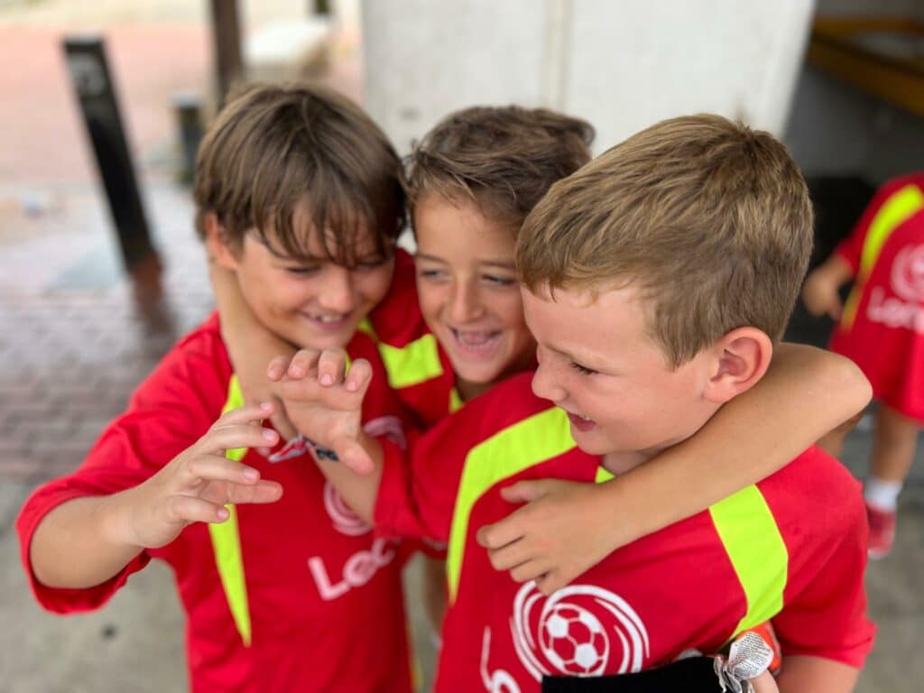 Es muy importante que aprendan pero también que se diviertan y socialicen en nuestras actividades de fútbol para niños que organizamos
