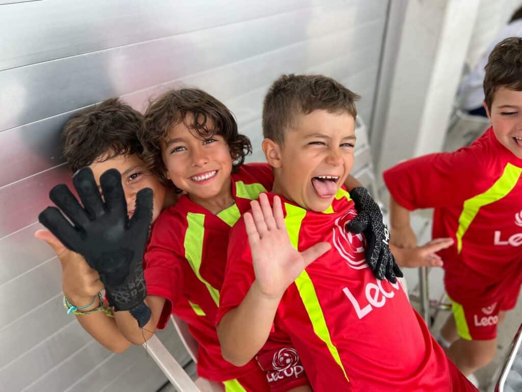 Es muy importante que aprendan pero también que se diviertan y socialicen en nuestras actividades de fútbol para niños que organizamos