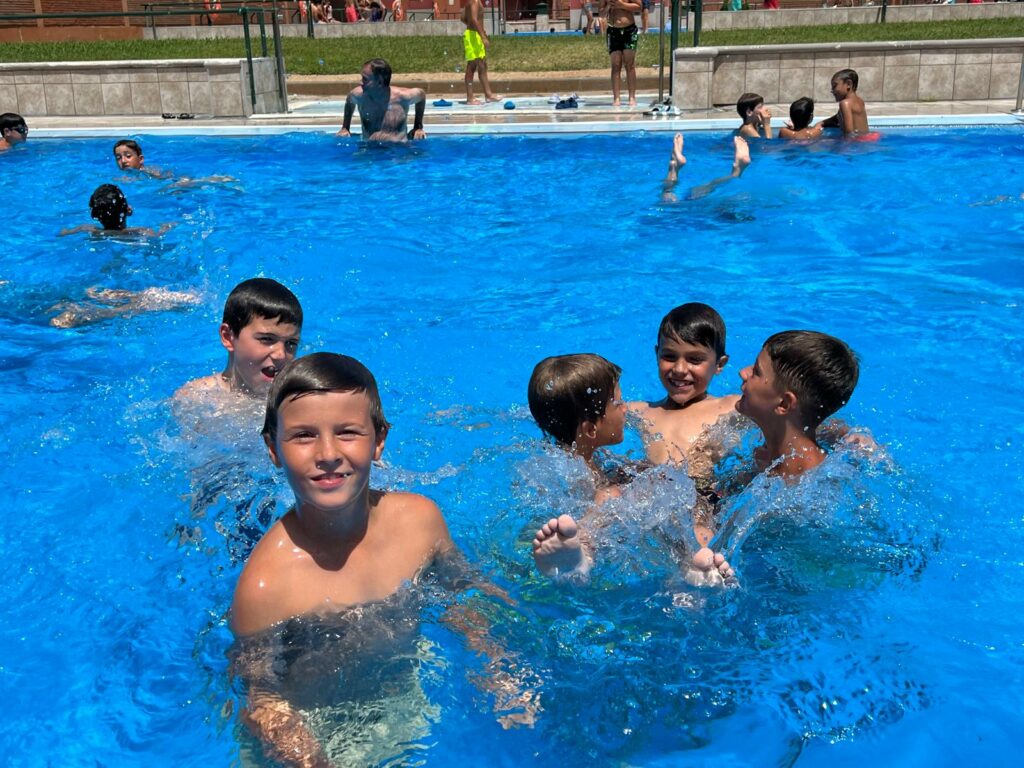 Refrescante baño en la piscina para mitigar el calor , se incrementa el uso en los días que activamos el protocolo de calor