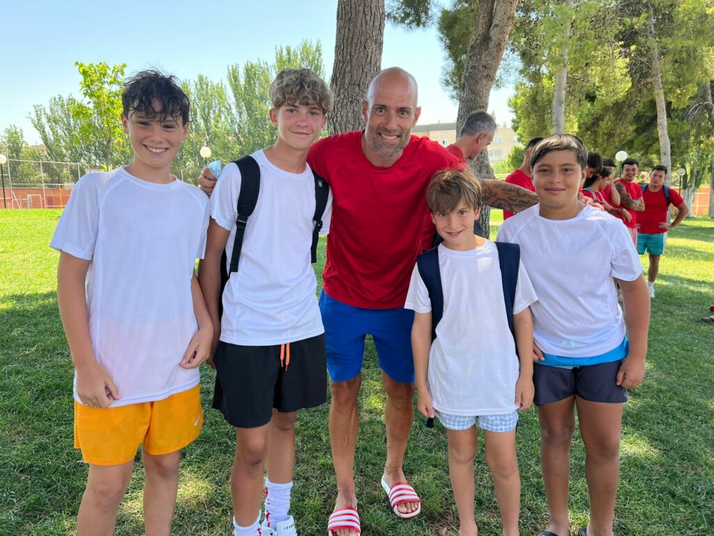 Ganadores del Sorteo Adidas de nuestra Semana 4 del Campus de Verano Lecop posan con Cesar Láinez