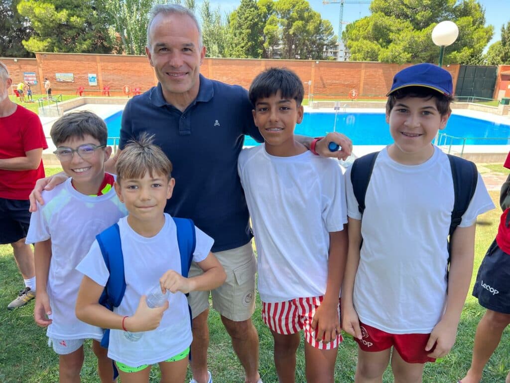 Ganadores del Sorteo Adidas de nuestra Semana 5 del Campus de Verano Lecop posan con Cesar Láinez
