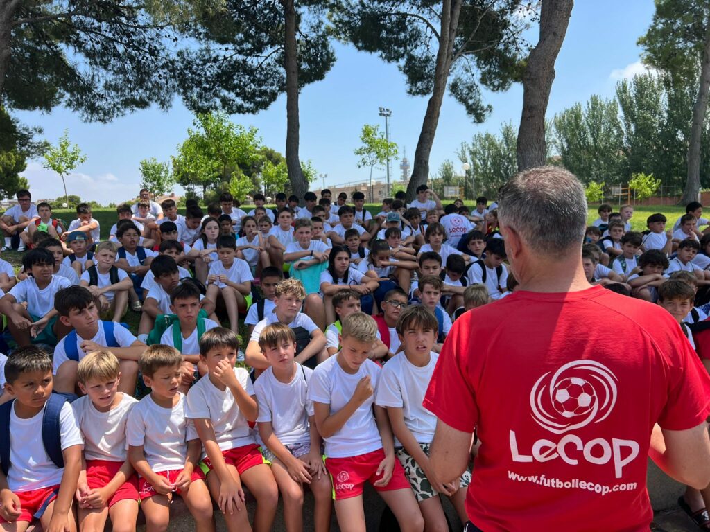 Nuestros alumnos de la tercera semana del Campus de Fútbol Lecop atentos a las indicaciones del Sorteo Adidas