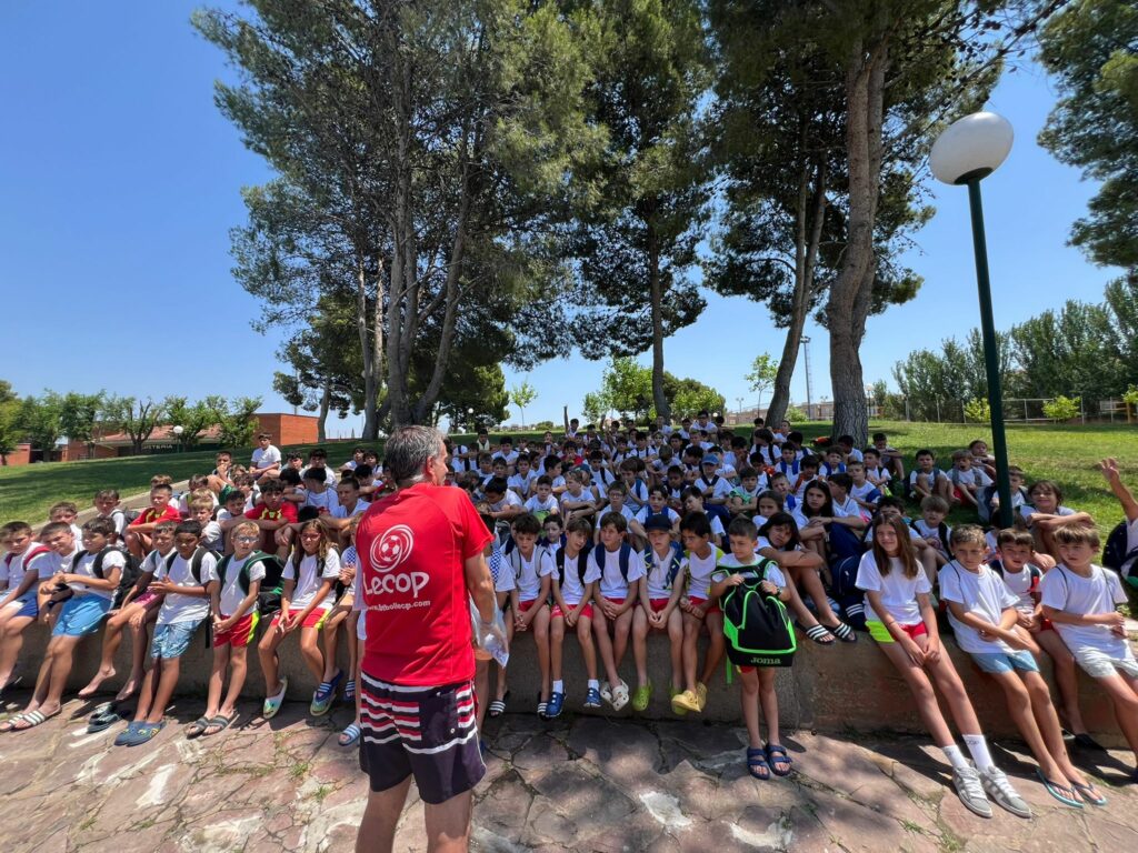 Nuestros alumnos de la segunda semana del Campus de Fútbol Lecop atentos a las indicaciones del Sorteo Adidas que da nuestro compañero Luis