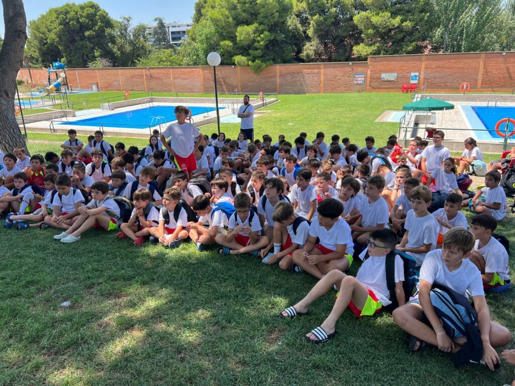 Nuestros alumnos de la cuarta semana del Campus de Fútbol Lecop atentos a las indicaciones del Sorteo Adidas