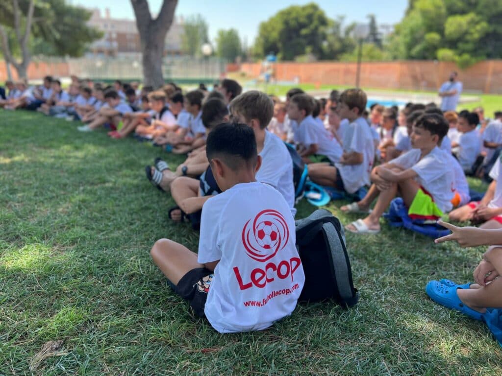 Nuestros alumnos de la cuarta semana del Campus de Fútbol Lecop atentos a las indicaciones del Sorteo Adidas
