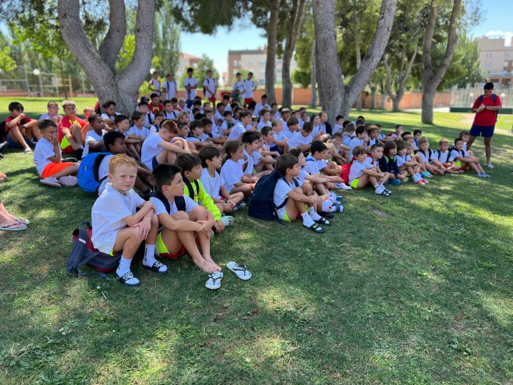 Nuestros alumnos de la quinta semana del Campus de Fútbol Lecop atentos a las indicaciones del Sorteo Adidas